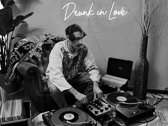 im_BlackSheep al mixer durante un DJ set